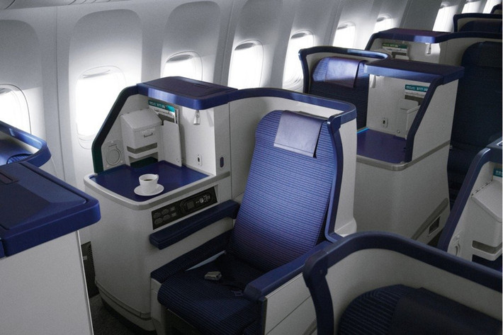 2. ANA All Nippon Airways All Nippon Airways là một trong những hãng hàng không tốt nhất tại khu vực Thái Bình Dương. Hạng thương gia của hãng hàng không Nhật Bản này trang bị cho hành khách ghế ngồi có thể chuyển đổi thành giường dài gần 2 m, hệ thống giải trí cá nhân phong phú cùng bữa ăn đẳng cấp.