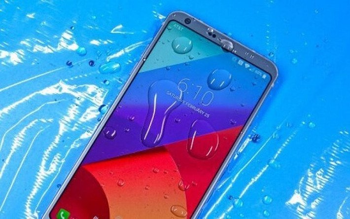 LG G6 là chiếc smartphone mới nhất của hãng LG chịu nước ở độ sâu 1m trong thời gian 0,5 giờ, được ra mắt trong năm 2017.