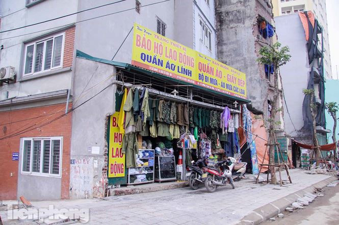 Hay con đường nghìn tỷ Nguyễn Văn Huyên kéo dài (quận Cầu Giấy, Hà Nội) cũng xuất hiện nhiều nhà siêu mỏng, nhà siêu nhỏ vô cùng xấu xí.