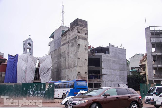Người dân tại đây cho biết, sau khi nhường đất cho dự án, họ đã tiến hành xây dựng, cải tạo nhà trên diện tích đất còn lại.