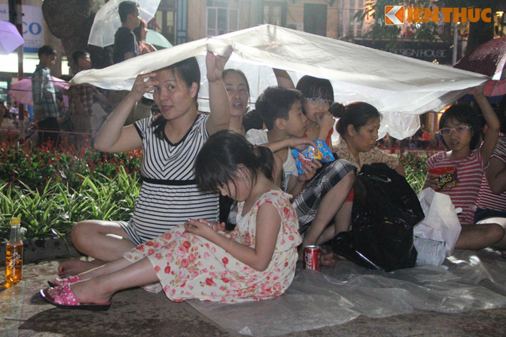 Cảnh đội mưa của người dân Hà Nội.