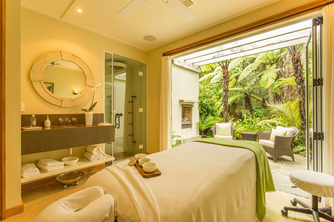 Hệ thống spa hiện đại với không gian xanh mát.