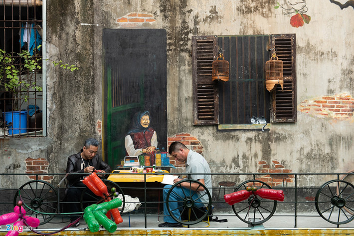 Nhiều bức bích họa được trang trí trên tường tạo không gian gần gũi mang hơi thở của Hà Nội.
