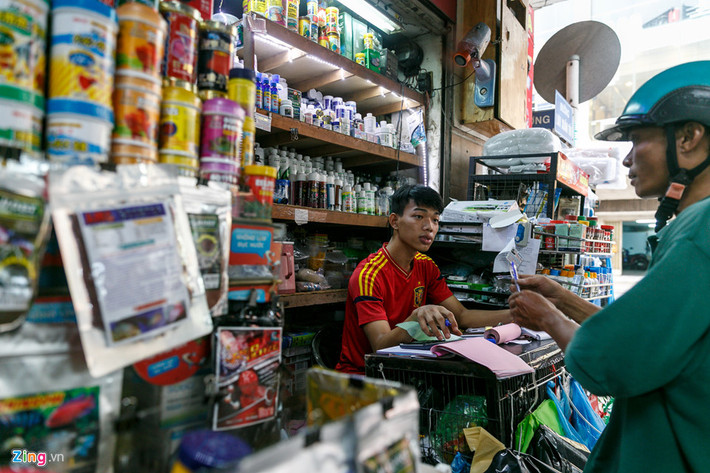Mỗi ngày, các tiểu thương tại đây dọn hàng từ 7-8h sáng và đến 6h chiều thì đóng cửa. Anh Phạm Thanh Tú (áo đỏ), người đang bán thức ăn cho cá, chia sẻ càng về chiều, khách đến mua hàng càng đông vì mọi người sau khi đi làm về thường tranh thủ ghé qua mua để chăm sóc cho bể cá của mình.