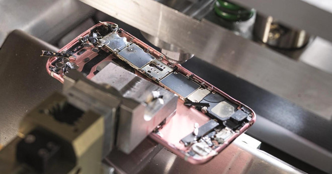 Apple cho biết bằng cách này hãng có thể tái chế một lượng lớn linh kiện iPhone so với các phương pháp trước đây. Linh kiện được bóc tách chuẩn xác đảm bảo yêu cầu tái chế của Apple.