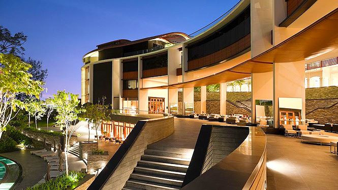 Đại sảnh của khách sạn lung linh vào ban đêm.