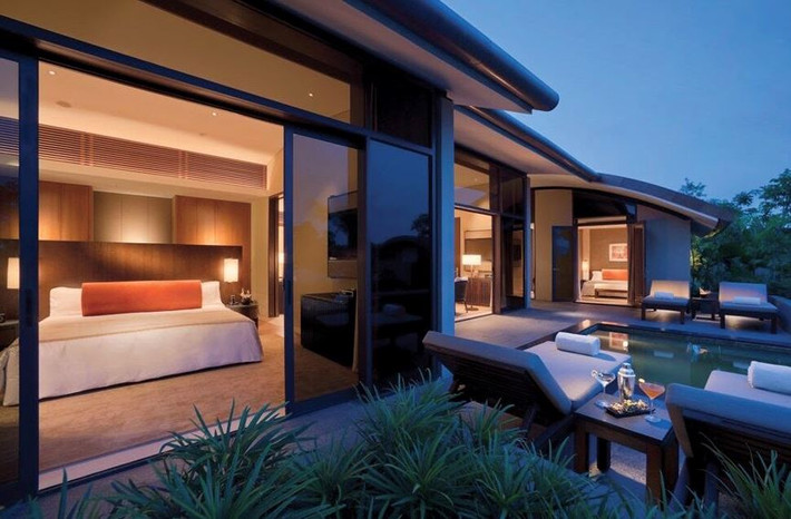 Một trong những khu vực hồ bơi sang trọng và hiện đại của khách sạn Capella.