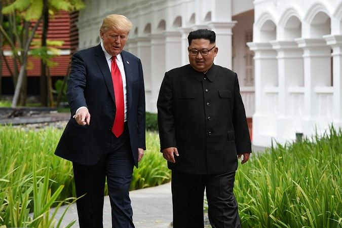 Tổng thống Donald Trump và chủ tịch Kim Jong Un dạo bước trong khuôn viên khách sạn Capella, Singapore.