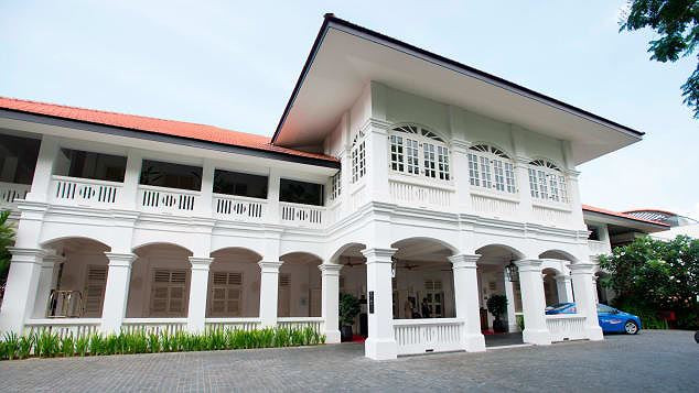 Khách sạn Capella là một trong những khách sạn năm sao nổi tiếng nhất tại Singapore với 112 phòng cùng nội thất hiện đại và hồ bơi sang trọng.