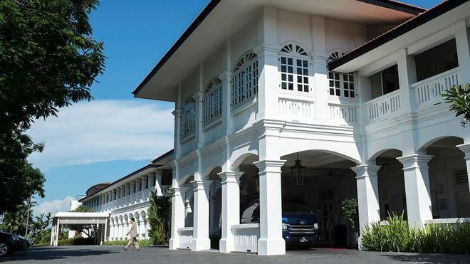 Các phòng đều có tầm nhìn ra biển Đông, nơi người ta có thể thấy những chiếc thuyền chở dầu và chở hàng từ đằng xa.