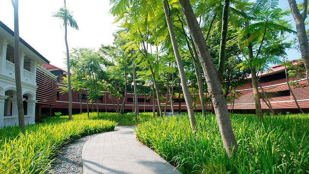 Nằm trên hòn đảo Sentosa, hòn đảo có ý nghĩa là "Bình yên và thịnh vượng", cũng giống như nét đặc trưng của Singapore, khách sạn Capella cũng có rất nhiều cây xanh được trồng xung quanh.
