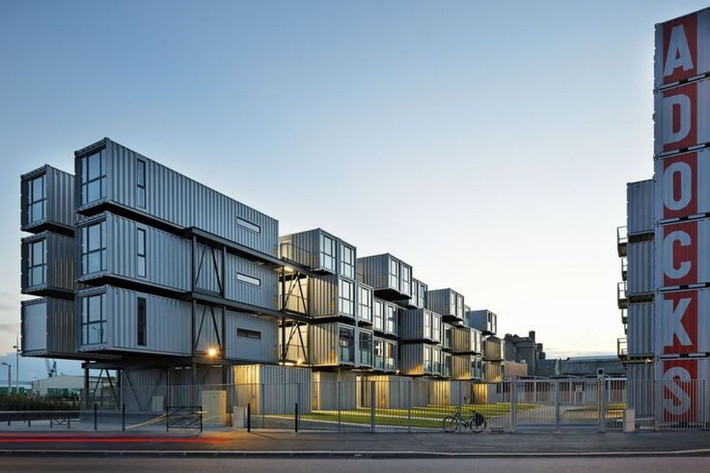 "Cité A Docks" (2010) Đây là khu chung cư dành cho sinh viên tại Le Havre, Pháp với hơn 100 căn hộ thiết kế từ các container bỏ đi.