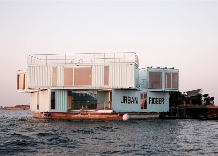 "Urban Rigger" (2016) "Urban Rigger" được thiết kế để đáp ứng nhu cầu nhà ở tăng cao của sinh viên tại Copenhagen, Đan Mạch. Công trình là một khối gồm 9 container tạo ra 12 căn phòng nhỏ xung quanh một khu vườn trung tâm.
