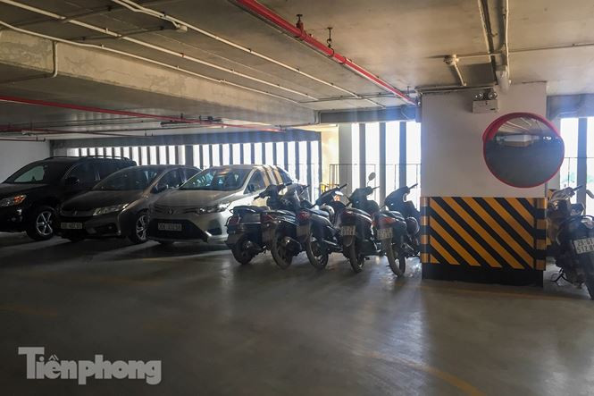 Theo cư dân phản ánh trước đó, hiện CĐT đang thu 80 nghìn đồng/xe/tháng đối với xe máy, 1,2 triệu đồng/xe/tháng đối với ô tô. “Nơi tôi ở được tính là xã nên mức giá trông giữ xe máy là 50.000 đồng/xe/tháng, ô tô là 500.000 đồng/xe/tháng, CĐT đang thu quá cao so với quy định. Chúng tôi thuộc huyện nên phải được áp dụng giá xe theo huyện, chứ không áp dụng theo quận được”, một cư dân tòa CT2, chung cư Eco Green City bức xúc.