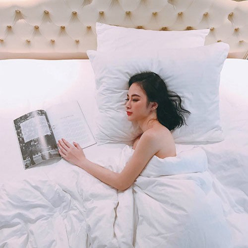 Angela Phương Trinh cũng thường xuyên khoe khoảnh khắc "nóng bỏng" của mình trong phòng ngủ.