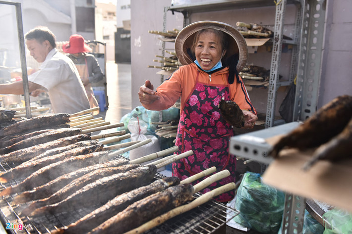 Cửa hàng Cúc Bụi, chuyên bán cá lóc nướng trên đường Tân Kỳ Tân Quý, đã chuẩn bị hơn 3.000 con cá lóc cho hôm nay, tuy nhiên, đến trưa chiều sẽ phải nhập thêm vì bán đắt và lượng khách lớn.