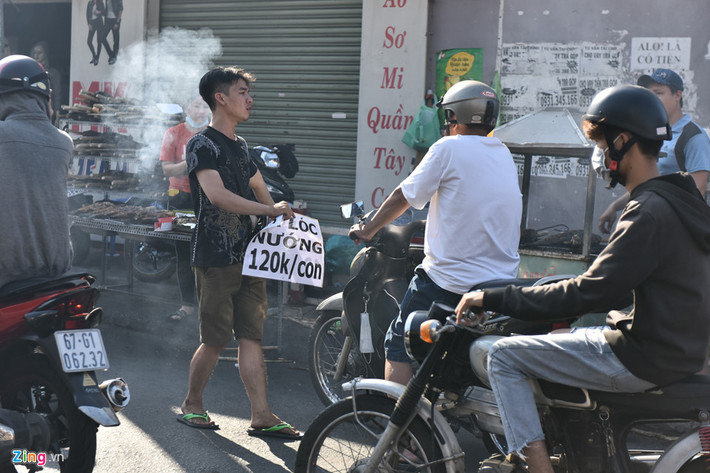 Nhiều hàng bán cá lóc nướng mới mở năm nay do không có khách quen nên phải có nhiều khuyến mãi và quảng cáo để hút khách hàng.
