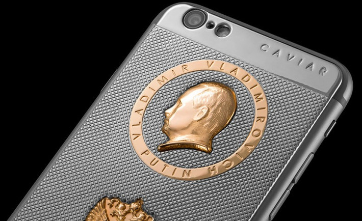 2. Iphone 6 Caviar Ti Gold Supremo Putin "Anniversario Edizione 63": “Lãnh đạo vinh quang” của Nga, Vladimir Putin đã được khắc chân dung trên những chiếc iPhone 6 phiên bản giới hạn của hãng trang sức Caviar của Nga vào năm 2015. Giá thấp nhất của chiếc điện thoại này là 3.193 USD (khoảng 70 triệu). Chiếc điện thoại được tung ra nhân kỷ niệm sinh nhật lần thứ 63 của ông Putin và cũng chỉ giới hạn trong 63 chiếc.