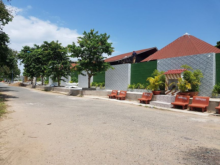 Ngày 9/7, trao đổi với PV, ông Nguyễn Ngọc Ánh – Phó Chủ tịch UBND quận Ninh Kiều cho rằng, mức phạt vi phạm của công trình dự án Cồn Khương River Side Resort thuộc thẩm quyền Thành phố, nhưng cán bộ ở bộ phận văn phòng của UBND quận nhầm tưởng thuộc thẩm quyền của quận nên trình lãnh đạo ký. Khi phường tiếp tục có công văn thì mới kiểm tra lại và thấy hồ sơ quá thời hạn xử lý.