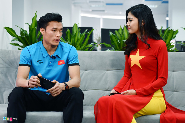 Trong buổi giao lưu trực tuyến với độc giả Zing.vn sáng 29/1, thủ thành của U23 Việt Nam xuất hiện với vẻ ngoài điển trai. Anh vui vẻ trò chuyện với MC Á hậu Thanh Tú.