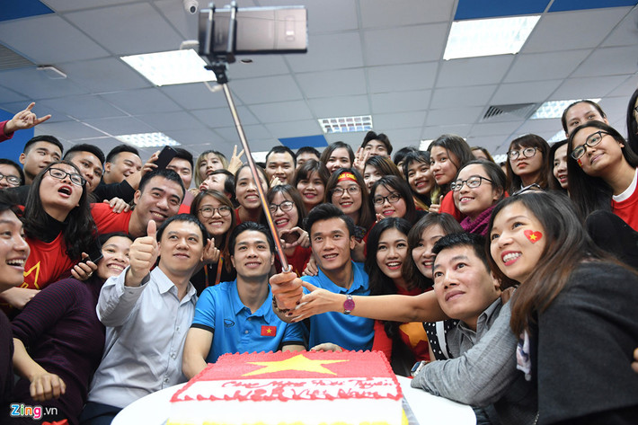 Kết thúc buổi giao lưu trực tuyến với độc giả Zing.vn, thủ môn số 1 của U23 Việt Nam "wefie" cùng các biên tập viên, phóng viên và người hâm mộ bóng đá tại tòa soạn.
