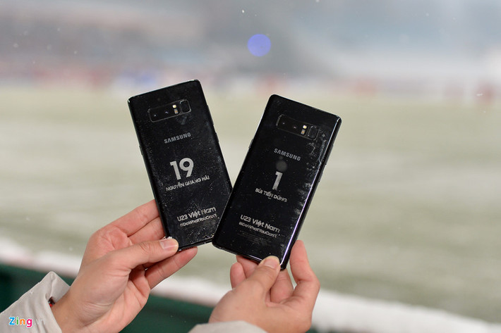 Đây là hai chiếc điện thoại di động Samsung Galaxy Note 8 có khắc tên cầu thủ Quang Hải và Bùi Tiến Dũng xuất hiện trên sân vận động Thường Châu, Trung Quốc khi trận đấu chung kết giữa U23 Việt Nam và U23 Uzbekistan diễn ra.