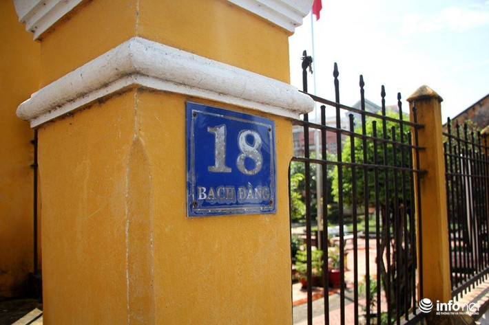 Nằm tại số 18 đường Bạch Đằng (thị xã Thủ Dầu Một, Bình Dương), ngôi nhà ông Trần Văn Hổ (tự Đẩu) - nguyên là Đốc Phủ sứ thời thuộc Pháp là công trình được xây dựng năm Canh Dần (1890). Tới năm 1993 ngôi nhà cổ này được công nhận là Di tích quốc gia.