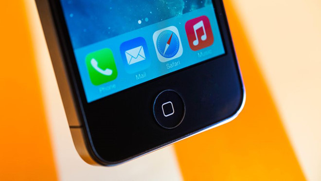 Vào năm 2011, iPhone 4S ra mắt cùng với trợ lý ảo Siri, hỗ trợ người dùng một cách thông minh và tiện lợi. Sau này, một loạt trợ lí ảo của các hãng khác được giới thiệu như Cortana, Google Assitant hay Alexa. Khả năng chụp ảnh và quay phim của iPhone 4S cũng được tăng cường với camera 8 MP, quay video full HD. Vi xử lý nhanh hơn và iMessage tiện dụng cũng là những ưu điểm đáng kể đến.