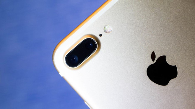 Cũng trong năm 2017, iPhone 7 và 7 Plus ra mắt vào tháng 9 đúng theo truyền thống. Lần đầu tiên iPhone chính thức có khả năng chống nước, nút Home cảm ứng. Apple đã dũng cảm bỏ jack cắm tai nghe và trình làng tai nghe không dây AirPods tại sự kiện này. Phiên bản iPhone 7 Plus cũng được trang bị camera kép với khả năng chụp ảnh nổi trội. Chính chế độ chụp ảnh xóa phông trên iPhone 7 Plus đã khiến cho các đối thủ Android điên cuồng tung ra smartphone có 2, 3, thậm chí là đến 4 camera sau.