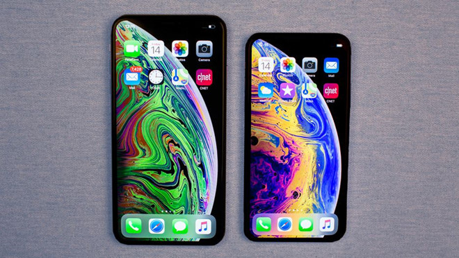 Tháng 9/2018, iPhone XS và XS Max ra đời, đánh dấu việc Apple sẽ lấy X là tên gọi tiếp theo sau thời gian dài đánh số cho các phiên bản iPhone. Kích thước màn hình cũng được nâng lên mức mới, 5,8 inch cho bản XS và 6,4 inch đối với XS Max. Những thông số còn lại của hai phiên bản này đều giống nhau.