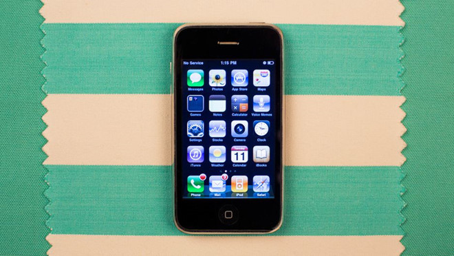 Một năm sau, iPhone 3G ra mắt với cơn sốt phiên bản màu trắng. Quan trọng hơn, smartphone này đi kèm với cửa hàng ứng dụng App Store - một sự khởi đầu của ngành kinh doanh trị giá hàng trăm tỷ USD và chính thức thay đổi cách người ta dùng ứng dụng trên smartphone. Kho ứng dụng này cũng sinh ra một lĩnh vực việc làm mới: phát triển ứng dụng trên smartphone. Hàng triệu lập trình viên đang phát triển sự nghiệp từ điểm khởi đầu này.