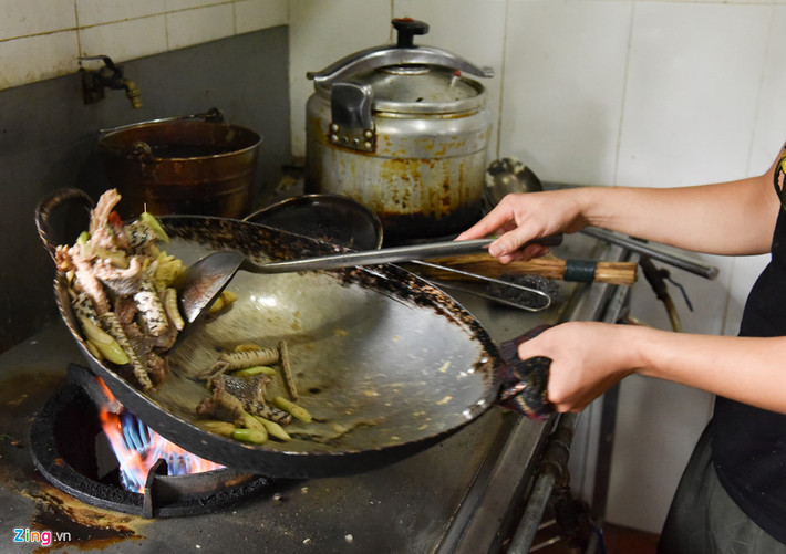 Phần đuôi rắn được chặt khúc làm món rắn xào lăn. Phần giữa thân có thể làm món rắn nướng. Lòng rắn có thể đem xào. Sườn rắn đem chiên giòn. Thịt rắn dùng để băm viên, nấu cháo hay làm nem.