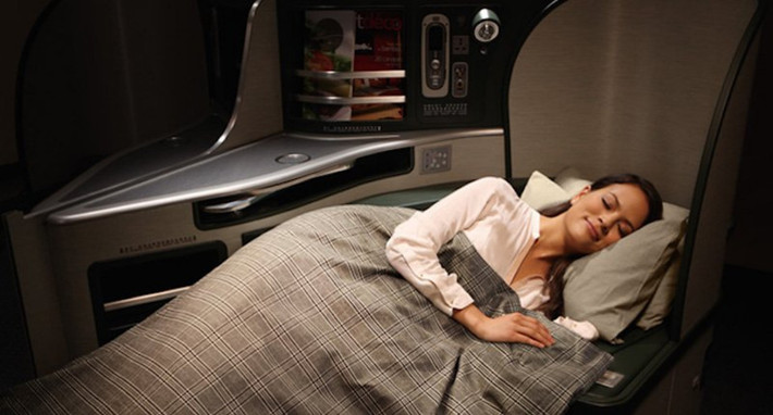 10. EVA Air Hãng hàng không 5 sao của Đài Loan EVA Air cung cấp dịch vụ hạng thương gia có tên Royal Laurel Class trên các chuyến bay chặng dài quốc tế. Hành khách bay hạng này được ngủ trên ghế ngồi cỡ lớn có thể trải thành giường, dùng bộ dụng cụ qua đêm hiệu Rimowa và tai nghe chống ồn.