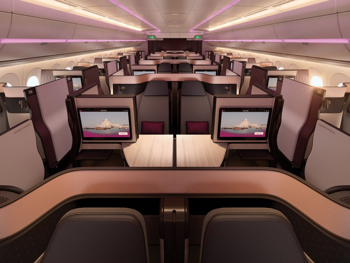 1. Qatar Airways Hãng hàng không Trung Đông Qatar Airways nổi tiếng với những dịch vụ đẳng cấp. Khoang hạng thương gia của hãng này được trang bị ghế cỡ rộng có thể ngả thành giường, bộ dụng cụ vệ sinh hiệu Giorgio Armani. Hành khách đi hạng này được phục vụ bữa ăn theo yêu cầu và thư giãn với hệ thống giải trí cá nhân có hơn 3.000 bộ phim, chương trình truyền hình và bài hát. Cabin hạng thương gia Q-Suite mới ra mắt của hãng này còn cho phép khách hàng nối thông gian của 4 người, lý tưởng cho các gia đình hoặc khách đi theo nhóm.