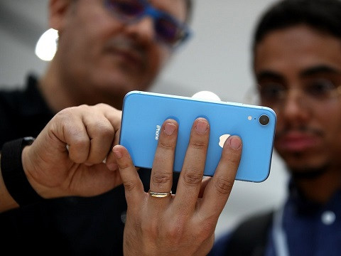 3. iPhone XR nặng hơn hầu hết iPhone cũ. iPhone XR nặng hơn đáng kể các iPhone cũ với 194g; iPhone 8 - 148 g; iPhone 7 - 138 g; iPhone 6S - 143 g; iPhone 6 - 129 g.