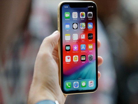 2. iPhone XR có màn hình lớn hơn bất kỳ iPhone tiêu chuẩn hay phiên bản Plus nào trước đó. Mặc dù iPhone XR có thể không lớn như 8 Plus, nhưng màn hình của máy lớn hơn. iPhone XR có màn hình LCD 6.1-inch, lớn hơn màn hình LCD 5.5 inch có trên bất kỳ mẫu iPhone Plus cũ nào. Tuy nhiên, màn hình của máy vẫn nhỏ hơn iPhone XS Max với màn hình OLED 6.5 inch.