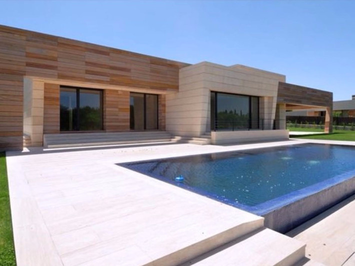 Ronaldo đang sống trong một căn villa tại khu dân cư cao cấp ở Madrid (Tây Ban Nha), được thiết kế bởi kiến trúc sư nổi tiếng Joaquin Torres.