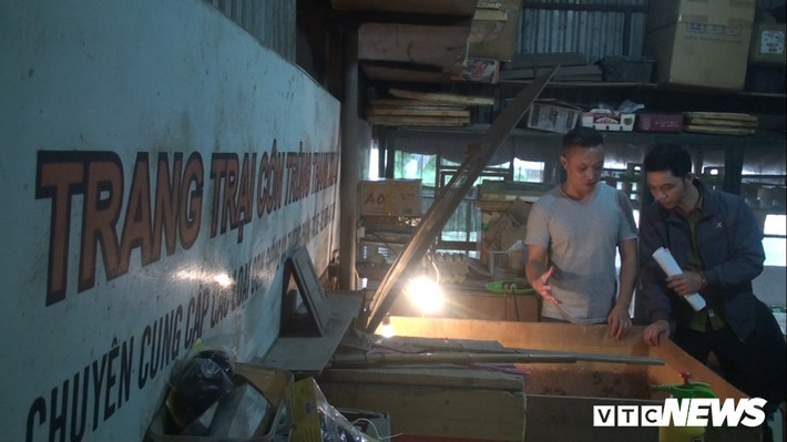 Chuồng dế chủ yếu là thùng xốp, thùng gỗ, carton và phụ kiện các loại như cành lá, vỉ trứng gà. Từ lúc nở đến khi thu hoạch 26 đến 30 ngày, 1 kg dế chỉ ăn hết 1 kg cám và 3 kg rau xanh. Loại côn trùng này rất dễ tiêu thụ, gia đình anh Phi thường đổ buôn cho các nhà hàng, khách sạn, quán ăn và giới nuôi chim cảnh, cá cảnh, gà chọi...