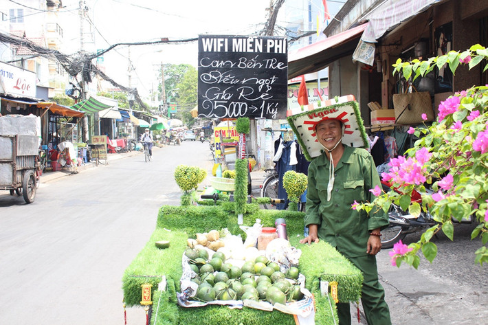 Hàng ngày, anh Hoàng Văn Hiển (40 tuổi, hiện sống ở quận Gò Vấp, TP.HCM) sẽ chạy chiếc xe đặc biệt chất đầy trái cây rong ruổi trên các ngõ hẻm ở đường Thống Nhất, quận Gò Vấp để bán. Từ xa, mọi người đã nhận ra anh bán trái cây quen thuộc với màu xanh mát mắt, tiếng nhạc trữ tình và cả tín hiệu Wifi miễn phí cho những ai cần dùng.