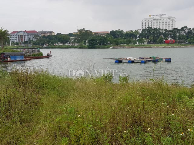Mặt hồ trong công viên là nơi lý tưởng để người dân nuôi thả cá lồng bè.