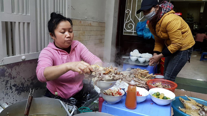 Khách luôn cầm sẵn tiền ở trên tay, phải gọi đồ rất nhanh. Chị chủ quán tên là Nhàn miệng tính giá tiền nhanh như cắt, hô con trai đứng ở ngoài thu tiền, tay cắt thịt ngan tanh tách, tay chan, tay múc liên tục…