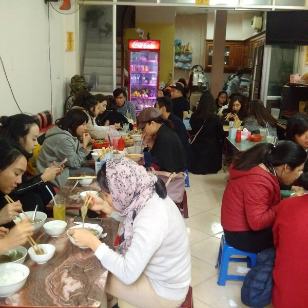 Lúc khoảng 12h30 trưa, khách ăn ngồi “tạm” trong quán cà phê với khoảng 40 người.