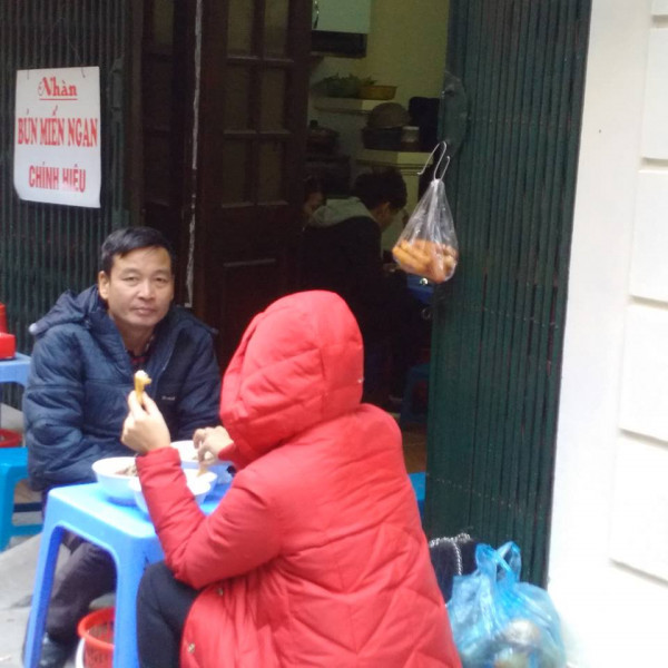 Khách phải ngồi ké sang cả những quán trà đá, hàng nước, hàng cháo lòng... bên cạnh.
