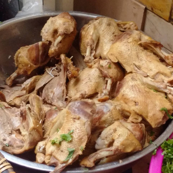 Có điều gì thu hút khách đến vậy? Có lẽ một phần là thịt ngan khá mềm, ngọt, da mỏng đủ độ, miếng ngan không quá ngậy... Bát bún, miến khá đầy đặn với chủ yếu là đùi, lườn…