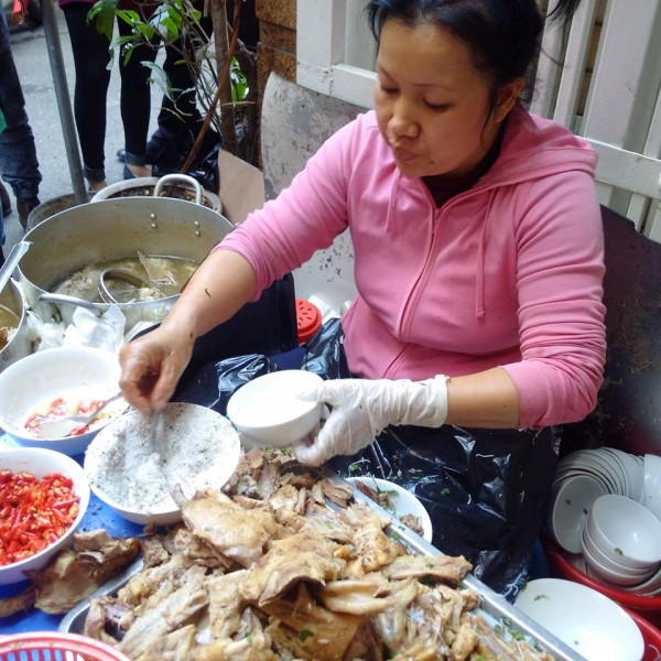 Và quán chỉ có 3 người phục vụ (chị Nhàn bán chính, 1 em gái chạy bàn và 1 cậu con trai đứng thu tiền), trong khi đó lượng khách đông nên thái độ bà chủ có phần cau có, cằn nhằn, khó chịu. Có thể vì thế mà khách đến đây, một phần cũng là do tò mò và muốn thử được trải nghiệm...