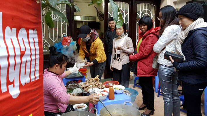 Cách đây vài tháng, với phong trào “trả lại vỉa hè”, quán “nép” tạm vào bên hiên của 1 tiệm cà phê, đối diện với chỗ ngồi cũ.