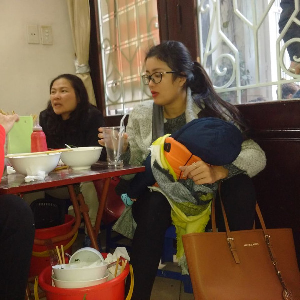 Một bà mẹ trẻ bế cả con mới 7 tháng tuổi đến để thưởng thức.