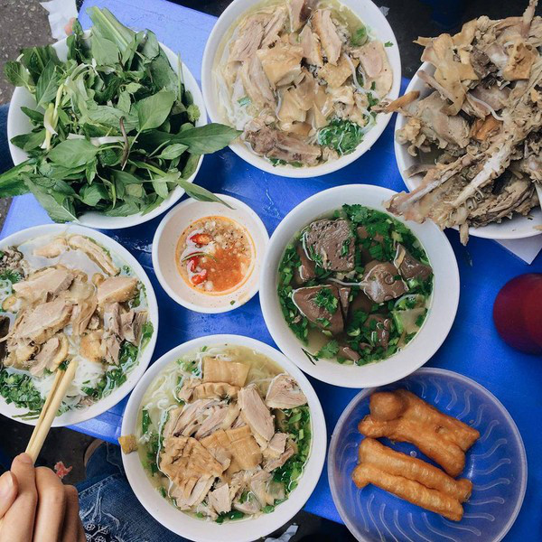 Mọc ăn kèm cũng tươi, xay vừa đủ độ, không bị bở, trộn đều với hạt tiêu, nấm hương khá thơm. Nước chấm pha vừa miệng, hài hoà của gia vị, chanh ớt, giấm, nước chấm. Măng mềm và thơm. Nước dùng tương đối ổn, ngọt vị xương ngan...