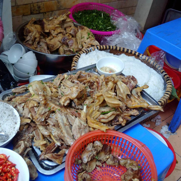 Giá một bát bún, miến loại chấm hoặc chan thấp nhất là 40 ngàn đồng. Nếu gọi thêm mọc, măng tiết, chân luộc, xương... thì giá rẻ nhất là 20.000 ngàn/suất... Trung bình mỗi ngày quán ngan Nhàn bán hết khoảng 40 con.
