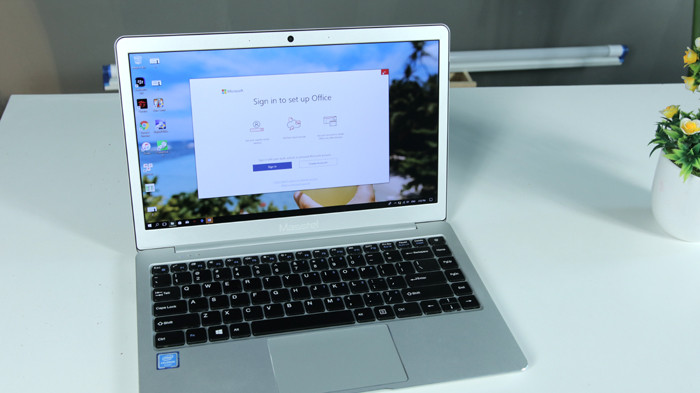 Điểm đặc biệt nhất của Masstel có lẽ đến từ thiết kế của máy. Notebook L133 sở hữu dáng vẻ bên ngoài không khác gì một chiếc MacBook Air của Apple.